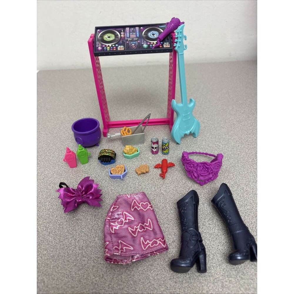 Monster High Monster Fest Grab & Grub Food Truck Food, DJ Booth, Guitar, Outfit